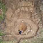 Travaux de terrassement pour création d'une mare naturelle en permaculture.