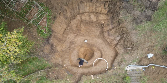Travaux de terrassement pour création d'une mare naturelle en permaculture.