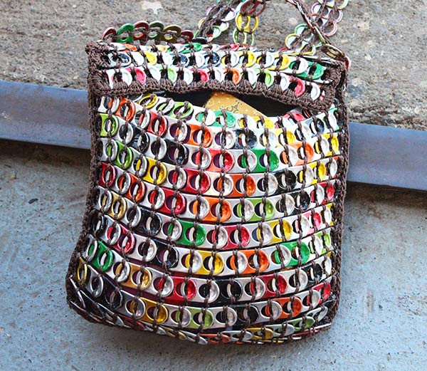 Sac recyclé en capsules de canettes.