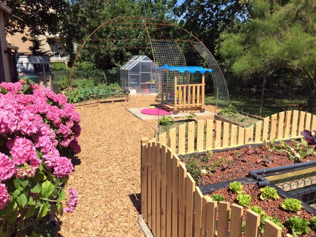 Une maison pour les petits bouts dans un jardin en permaculture.