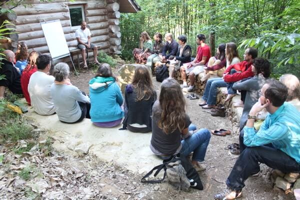Entreprendre avec la permaculture permet de générer des changements positifs sur notre société et notre environnement, de retrouver du sens dans nos activités professionnelles tout en aidant à la transition vers une société plus juste et plus humaine.