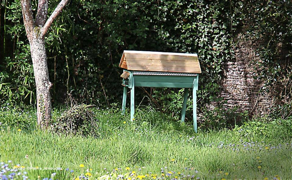 Installer une ruche dans son jardin permet de sauvegarder les abeilles et produire du miel.