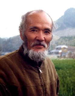 Premier livre du pionnier Masanobu Fukuoka, « La révolution d’un seul brin de paille » est un incontournable à lire dans un parcours de formation à la permaculture.