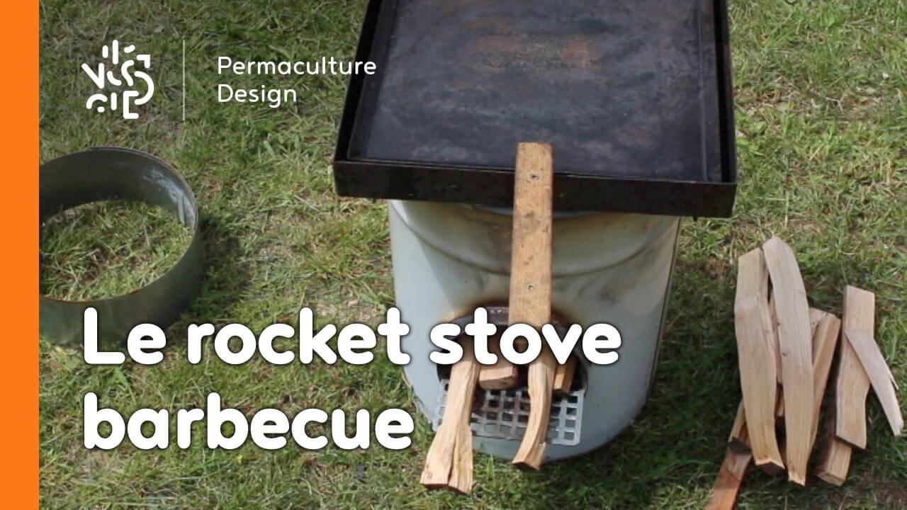 La technique du rocket stove est ici adaptée pour faire un barbecue ou un réchaud de plein air très efficace.