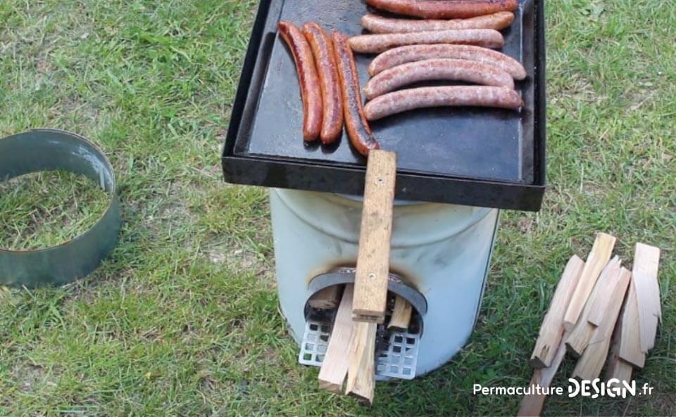 La technique du rocket stove est ici adaptée pour faire un barbecue ou un réchaud de plein air très efficace.