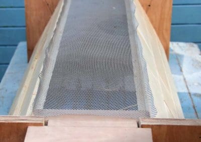 Explications et plans de Pierre Javaudin, expert en apiculture naturelle, pour fabriquer une ruche horizontale avec des matériaux de bricolage simples.
