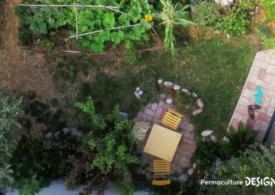 Grâce à la formation « Invitez la permaculture dans votre jardin », Myriam et Déborah ont transformé un parking en jardin potager résilient.