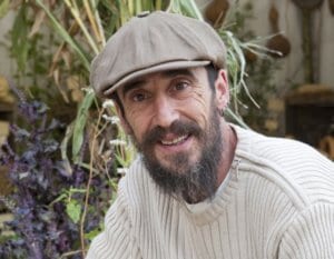 Portrait de Xavier Mathias, auteur du livre « Légumes vivaces pour un potager perpétuel » qui donne les clés pour créer un jardin nourricier productif ne nécessitant que très peu d’entretien, l’idéal en permaculture.