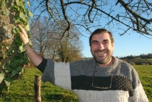 Portrait de Gérard Ducerf auteur du livre L’Encyclopédie des plantes bio-indicatrices alimentaires et médicinales paru aux Éditions Promonature.