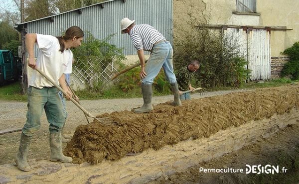 Il existe diverses techniques de construction en terre crue très utiles en permaculture pour la création de bâtiments naturels.