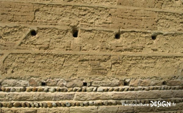 Il existe diverses techniques de construction en terre crue très utiles en permaculture pour la création de bâtiments naturels.