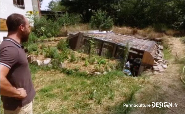 Romain observe et expérimente la permaculture dans son jardin: potager, buttes, terrasses, mares, arbres fruitiers, poules, serre souterraine, tout est réuni pour avoir de belles récoltes.