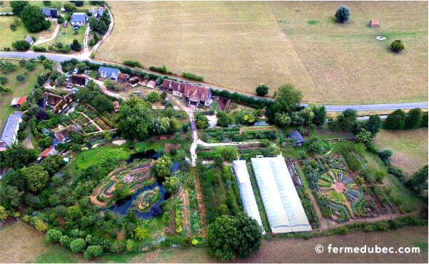 La ferme du Bec Hellouin, a été conçue par Perrine et Charles Hervé-Gruyer grâce aux principes de permaculture et la méthodologie de design.