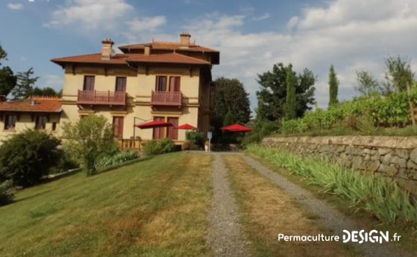 Un écolieu remarquable avec un jardin en permaculture où le maraîchage sert directement à fournir le restaurant de la maison d’hôtes.