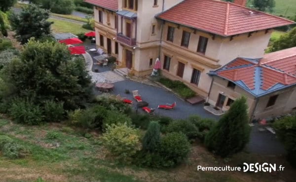 Un écolieu remarquable avec un jardin en permaculture où le maraîchage sert directement à fournir le restaurant de la maison d’hôtes.