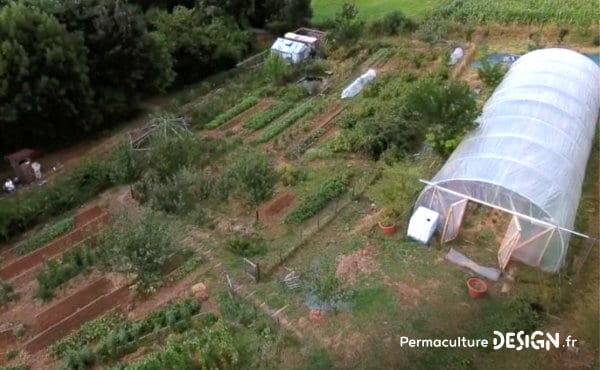 Un écolieu remarquable avec un jardin en permaculture où le maraîchage sert directement à fournir le restaurant de la maison d’hôtes.