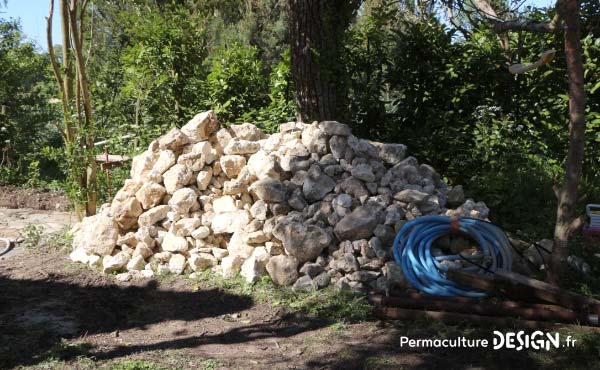 Savoir repérer ses ressources et imaginer leur recyclage en permaculture est primordial pour un projet à moindre coût.