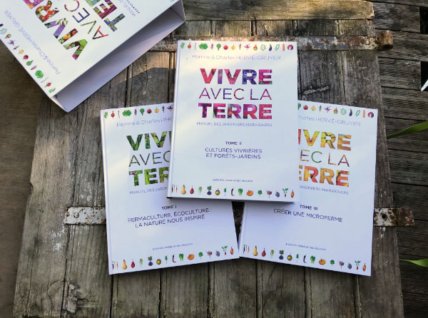 Les 3 livres inclus dans le superbe coffret « Vivre avec la terre » écrit par Perrine et Charles Hervé-Gruyer de la ferme du Bec Hellouin.