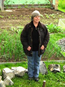 Portrait de Margit Rusch auteure du livre La permaculture, conseils et principes de base pour jardiner autrement paru aux Éditions Ouest-France.