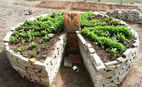 Inspiré de la permaculture, le keyhole garden ou jardin en trou de serrure est un support de cultures astucieux à la portée de tous !