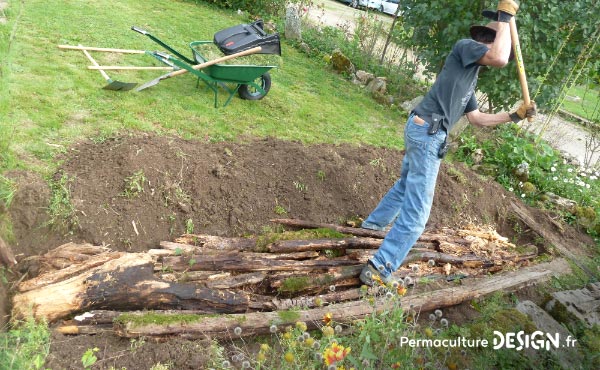 La butte de culture Philip Forrer est une technique de permaculture atypique utilisant des troncs de résineux, du bois broyé et des aiguilles de pin.