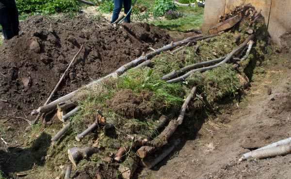 La butte Hugelkultur, contenant beaucoup de bois, est une technique de cultures potagères et fruitières atypique popularisée par Sepp Holzer le célèbre permaculteur autrichien.