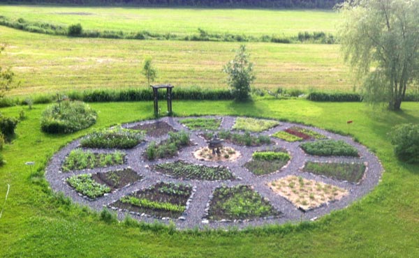 Un jardin mandala en permaculture requiert un agencement spécifique avec des buttes et divers supports de cultures pour créer un espace beau, harmonieux et inspirant riche en biodiversité.