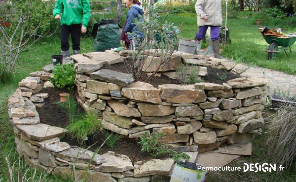 La spirale aromatique en permaculture est un genre de butte s’inspirant d’un modèle naturel très efficace pour créer, sur un espace restreint, plusieurs microclimats différents permettant l’installation de plantes aromatiques et médicinales très variées.