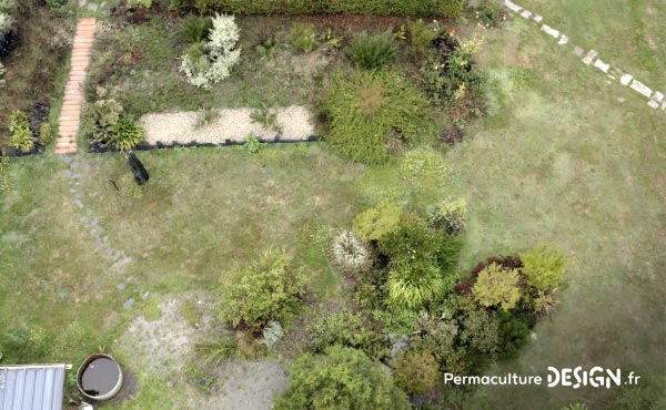 Grâce à la permaculture, Stéphanie a aménagé son jardin, s’est ouvert aux autres et a changé de vie pour retrouver sa place dans l’écosystème et de l’harmonie dans sa vie de tous les jours !