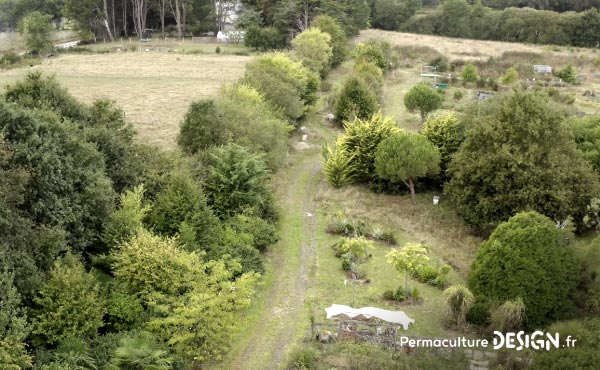 Grâce à la permaculture, Stéphanie a aménagé son jardin, s’est ouvert aux autres et a changé de vie pour retrouver sa place dans l’écosystème et de l’harmonie dans sa vie de tous les jours !