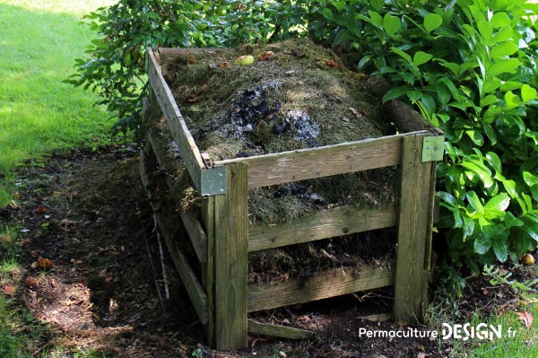 Composteur de jardin, bac à compost en plastique ou en bois, acheté ou fait maison, choisissez la meilleure solution selon votre contexte grâce à notre guide d’achat.