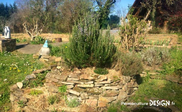 Le foin est un très bon paillage pour un jardin en permaculture et les ballots et autres bottes de foin à vendre sont faciles à trouver à prix raisonnable.