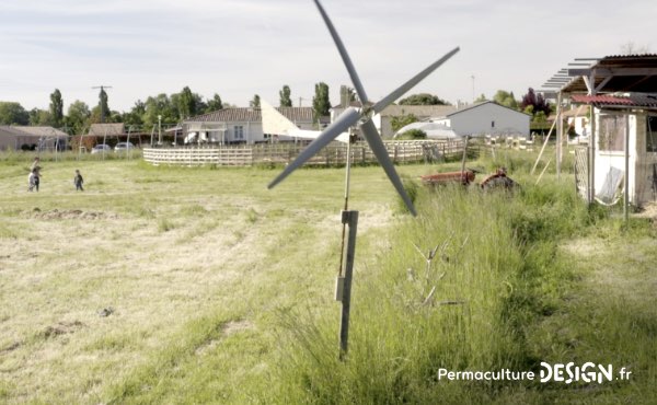 Découvrez le projet de micro ferme en permaculture de Sophie et Yoann, une microferme vivrière où l’éducation des enfants au fonctionnement de la nature joue un rôle central.