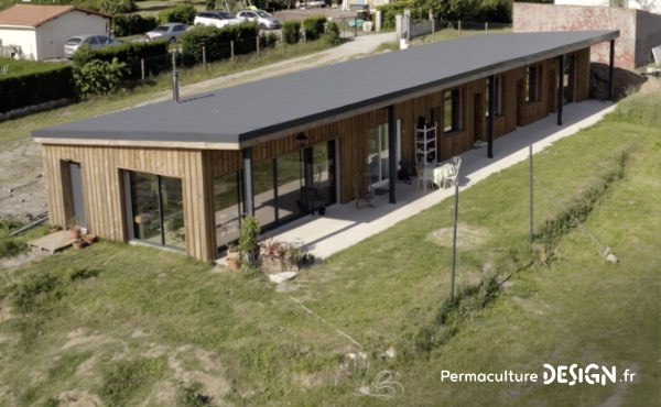 Découvrez le projet de micro ferme en permaculture de Sophie et Yoann, une microferme vivrière où l’éducation des enfants au fonctionnement de la nature joue un rôle central.