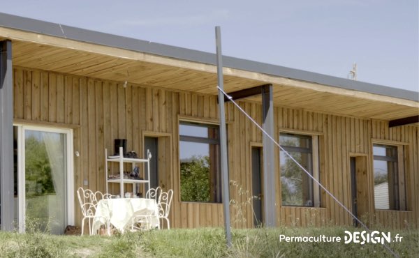 Découvrez le projet de micro ferme en permaculture de Sophie et Yoann, une microferme vivrière où l’éducation des enfants au fonctionnement de la nature joue un rôle central.