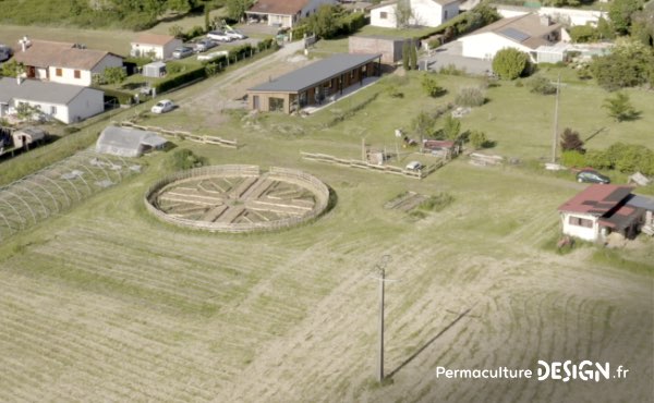 Découvrez le projet de micro ferme en permaculture de Sophie et Yoann, une microferme vivrière où l’éducation des enfants au fonctionnement de la nature joue un rôle central.