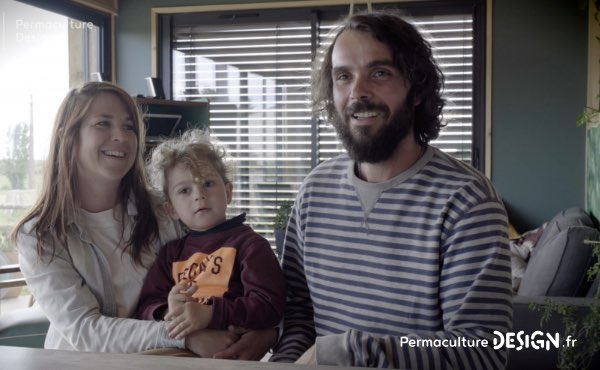 Découvrez le projet de micro ferme en permaculture de Sophie et Yoann, une microferme vivrière où l’éducation des enfants au fonctionnement de la nature joue un rôle central.