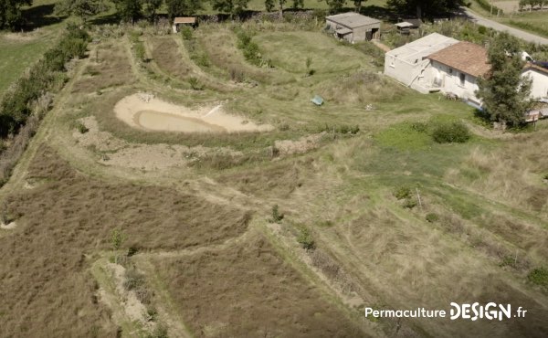 Romain témoigne de sa façon de faire de la permaculture en famille, avec et pour les enfants sur son terrain d’un hectare en Charente Limousine qu’il a notamment aménagé avec un système de baissières et de haies biodiversifiées.