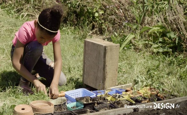 Romain témoigne de sa façon de faire de la permaculture en famille, avec et pour les enfants sur son terrain d’un hectare en Charente Limousine qu’il a notamment aménagé avec un système de baissières et de haies biodiversifiées.