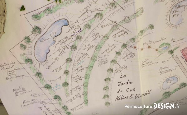 Romain témoigne de sa façon de faire de la permaculture en famille, avec et pour les enfants sur son terrain d’un hectare en Charente Limousine qu’il a notamment aménagé avec un système de baissières et de haies biodiversifiées.