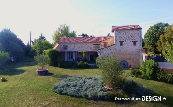 Après plusieurs années de restauration leur maison, Nadia et Yann peuvent enfin se consacrer au jardin qu’ils aménagent en permaculture avec l’aide de nos formations en ligne.