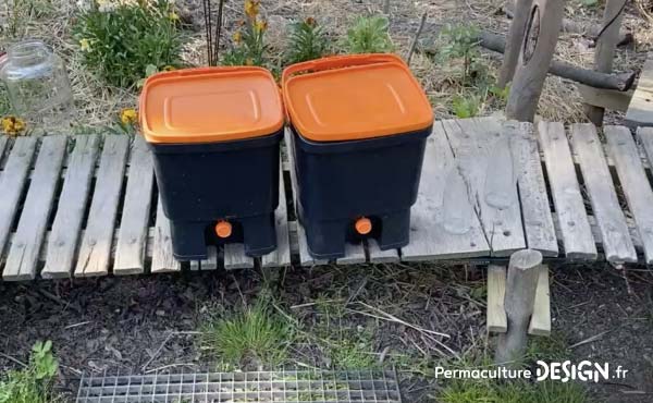 Si on veut pouvoir continuer à composter pendant les 15 jours où le seau plein est mis à fermenter, il est vraiment préférable de s’équiper, dès le départ, de 2 seaux à Bokashi ;) !