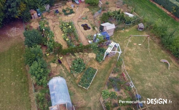 Vue aérienne du jardin familial de Sébastien conçu en permaculture avec l’aide de nos formations en ligne !