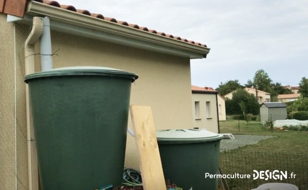 Système de récupération de l’eau de pluie de l’ensemble de la toiture chez Sébastien.