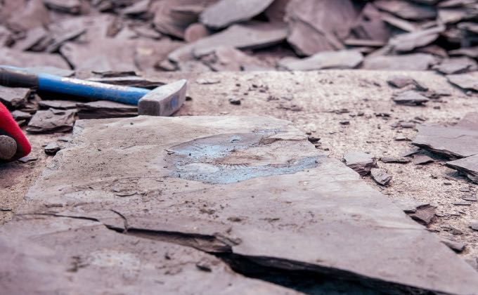 On peut récupérer de vieilles tuiles d’ardoises notamment sur des chantiers, auprès de couvreurs, pour les concasser et les utiliser ensuite en paillage minéral au jardin.