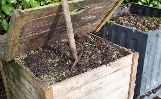 Exemple de composteurs de jardin en bois et en plastique pour faire un compost en tas.