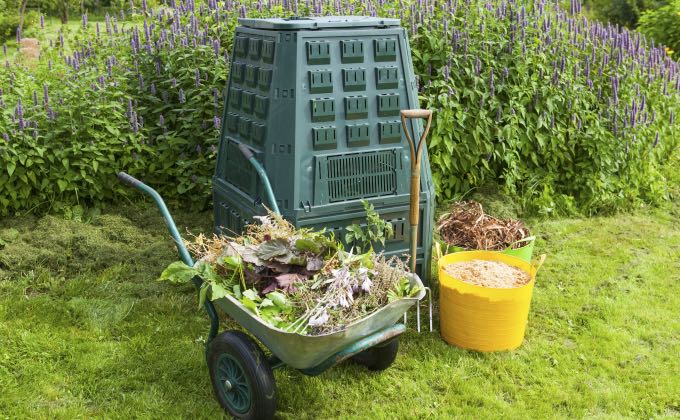 Exemple de matières organiques pour le compost : un mélange de « déchets » verts et humides plutôt azotés et de « déchets » bruns et secs plutôt carbonés.