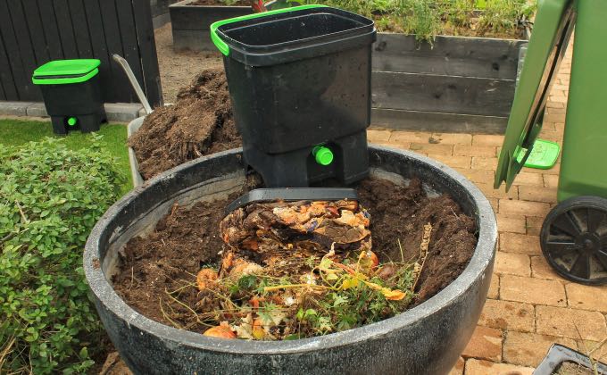 Après au moins 15 jours de fermentation, le contenu du seau bokashi va ici être enterré dans une jardinière dans laquelle on pourra ensuite, après quelques semaines d’attente, planter directement.