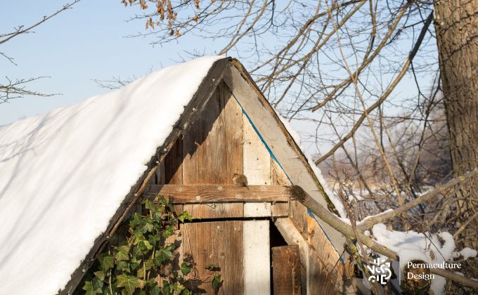 La cabane à outil avec un trou au niveau de la porte reste ainsi accessible aux oiseaux sédentaires, même en hiver.