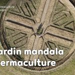 Un jardin mandala en permaculture requiert un agencement spécifique avec des buttes et divers supports de cultures pour créer un espace beau, harmonieux et inspirant riche en biodiversité.